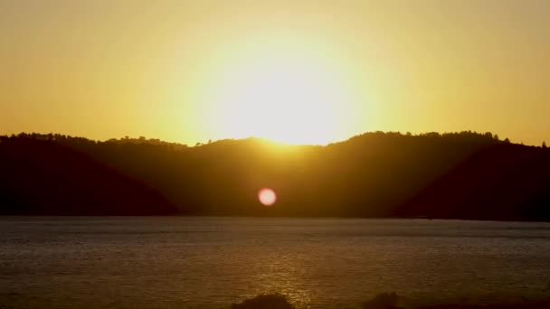 Aerial Timelapse Shot Passing Lonely River Middle Mountains Sunset — Vídeos de Stock