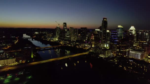 Luftaufnahme Einer Beleuchteten Innenstadt Von Austin Und Eines Ruhigen Flusses — Stockvideo