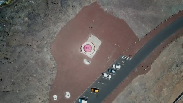 Luchtfoto Van Kustkliffen Met Bovenkant Van Vuurtoren Uitzoomen Faro Sardina — Stockvideo