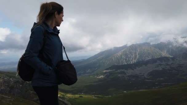 Filmowe Ujęcie Kobiety Spacerującej Szczycie Góry Tatrach Podziwiającej Krajobraz Słowiński — Wideo stockowe