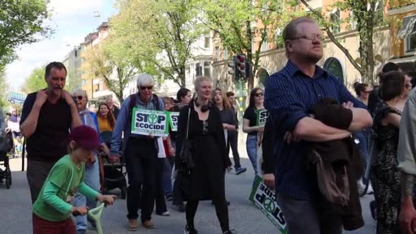 Families Marcheren Met Stop Ecocide Tekens Klimaatprotest Rally Slomo — Stockvideo