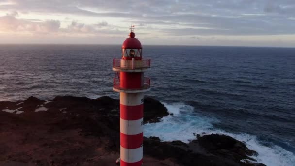 Girando Intorno Bellissimo Faro Strisce Bianche Rosse Sulle Colline Rocciose — Video Stock