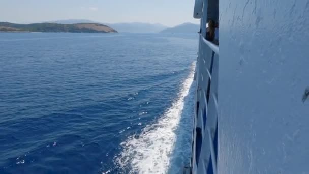 Zijaanzicht Van Een Witte Veerboot Varen Rustig Middellandse Zee Een — Stockvideo