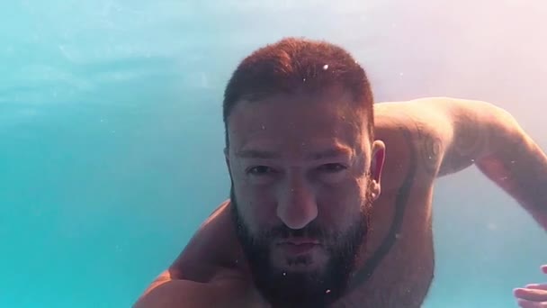 Uomo Immersioni Sotto Piscina — Video Stock