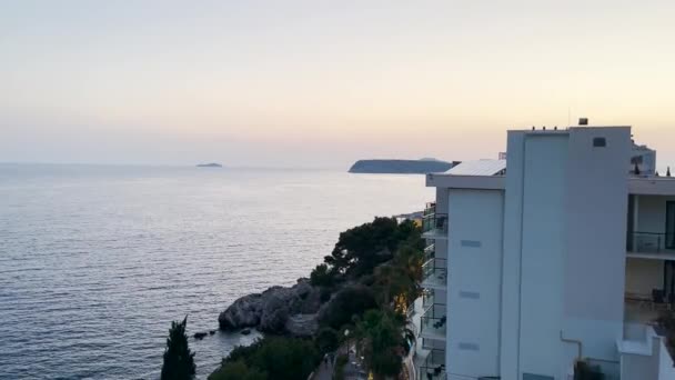 Blick Auf Die Wunderschöne Küste Mit Einem Weißen Hotel Blick — Stockvideo