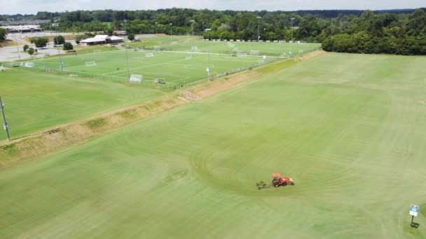 Oranje Tractor Maaien Sportcomplex Velden — Stockvideo