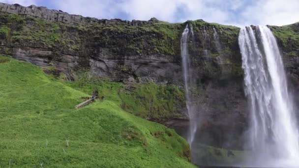 アイスランドのSeljalandsfossの滝右側に左にパンニングを閉じます — ストック動画