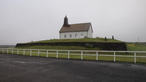 Chiesa Strandarkirkja Islanda Con Video Gimbal Camminare Avanti Mostrando Recinzione — Video Stock