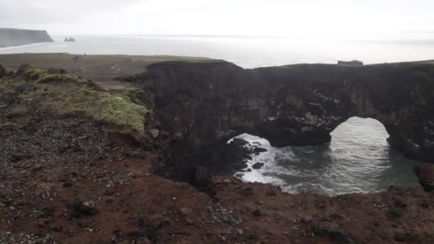 Mirador Dyrhlaey Islandia Con Panorámica Vídeo Gimbal Izquierda Derecha Océano — Vídeo de stock