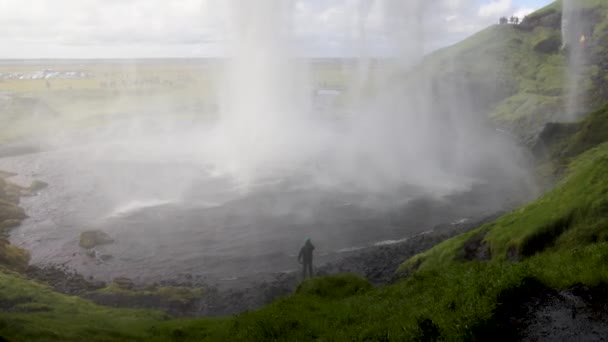 Seljalandsfoss Falls Ijsland Met Gimbal Video Onder Vallen Met Een — Stockvideo