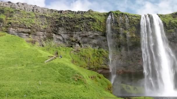 Seljalandsfoss Falls Islandii Średnim Ujęciem Wideo Lewej Prawej — Wideo stockowe