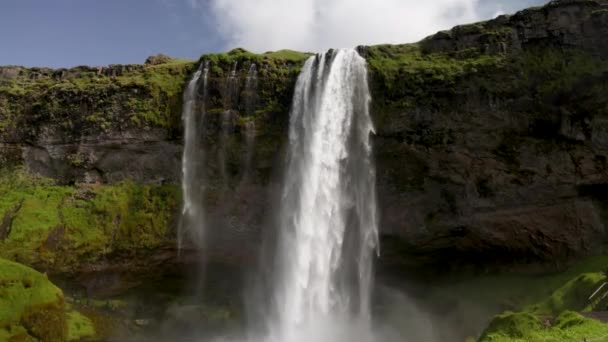 Seljalandsfoss Falls Island Mit Gimbal Video Aus Nächster Nähe — Stockvideo