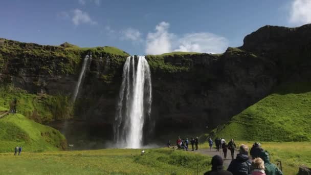 Seljalandsfoss Falls Islandia Con Video Gimbal Que Muestra Gente Caminando — Vídeos de Stock