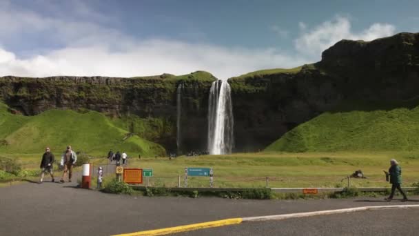 Seljalandsfoss Watervallen Ijsland Met Gimbal Video Wijd Schot Lopen Vooruit — Stockvideo