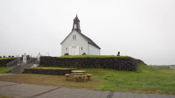 Iglesia Strandarkirkja Islandia Con Video Gimbal Caminando Hacia Adelante — Vídeo de stock