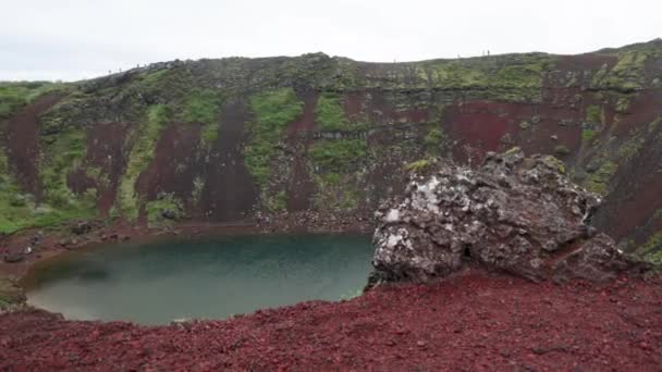 前方に歩いてジンバルビデオとアイスランドのケリッド火山 — ストック動画