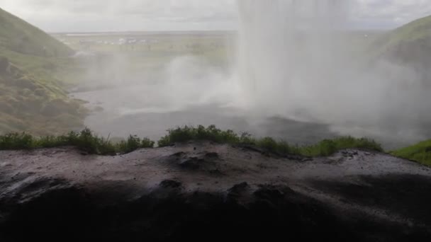 Seljalandsfoss Watervallen Ijsland Met Gimbal Video Lopen Achter Watervallen Zijwaarts — Stockvideo