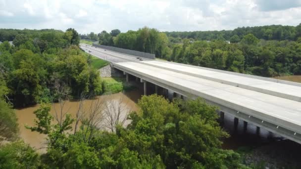 Fliegen Sie Über Die Brücke Der Interstate Und Den Yadkin — Stockvideo