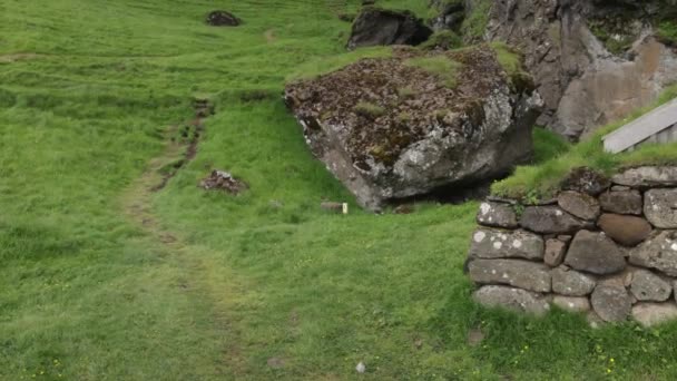 Древний Каменный Дом Исландии Гимбалами Слева Направо — стоковое видео