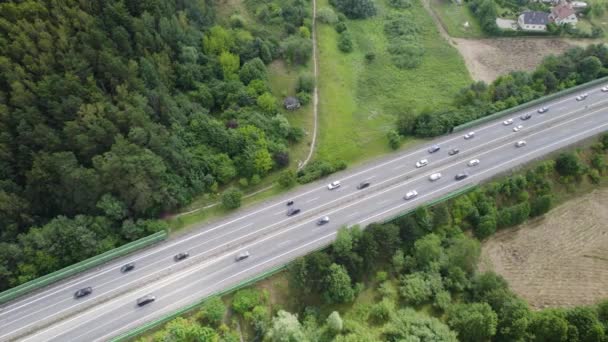 Pędzące Samochody Ruchliwej Autostradzie Gdyni Polska Bujną Roślinnością Przydrożną Antena — Wideo stockowe