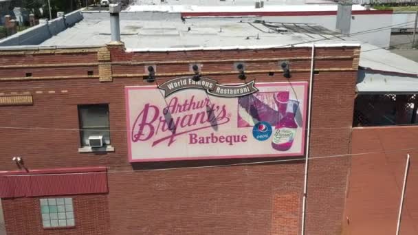 브라이언트가 미주리 캔자스시티에 빌딩의 바베큐 식당쪽에서 비디오를 꺼내는 — 비디오