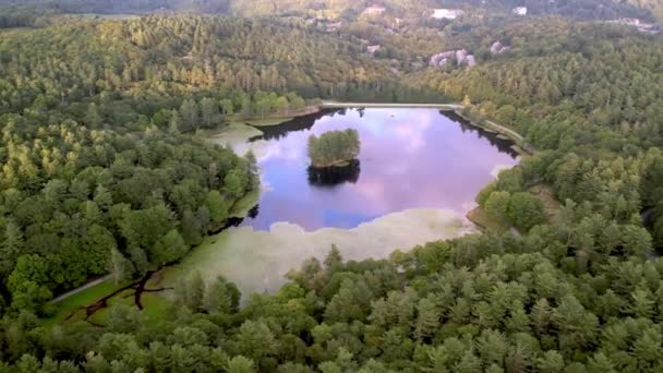 在北卡罗莱纳州吹岩石湖中的低音湖上 靠近Boone — 图库视频影像