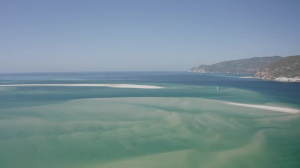 葡萄牙塞图巴尔的Arrabida自然公园 空中俯瞰着一个热带天堂海滩 海滩上有白沙和清澈的水 — 图库视频影像