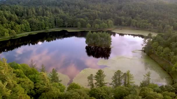 Aerial Empurrar Sobre Belo Lago Baixo Soprando Rock Carolina Norte — Vídeo de Stock