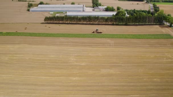 Twee Tractoren Een Veld Zetten Vierkante Hooibalen Een Trailer Vanuit — Stockvideo