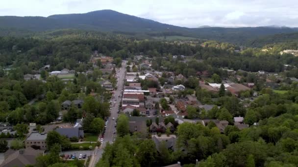 Široká Letecká Dráha Nad Foukající Skálou Severní Karolína Poblíž Boone — Stock video