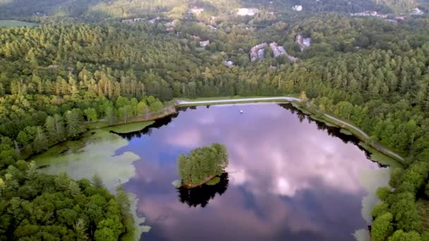 Letecký Snímek Odtahující Basového Jezera Foukající Skále Severní Karolína — Stock video