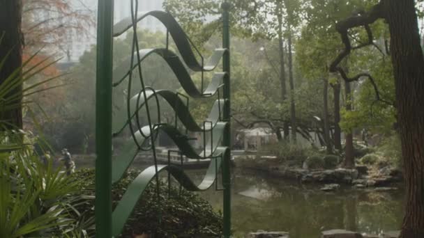 Exuberante Parque Verde Com Lago Uma Instalação Nota Música — Vídeo de Stock