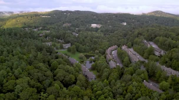 Aérea Sobre Chetola Resort Soprando Rock Carolina Norte — Vídeo de Stock