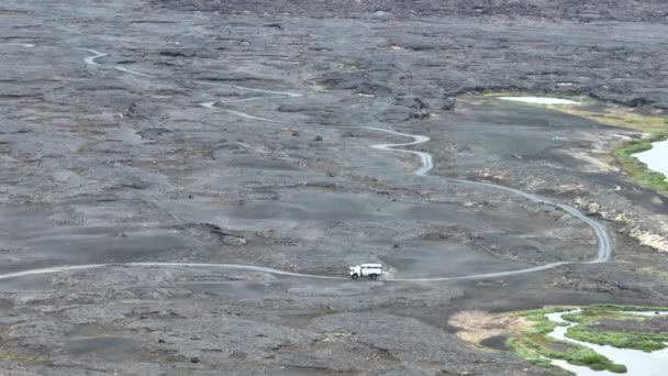 Caminhão Campismo Road Dirigindo Pista Através Campos Lava Islândia Drone — Vídeo de Stock