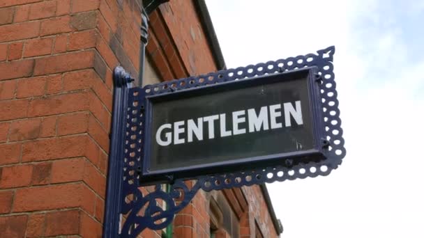 Une Enseigne Toilette Vintage Antique Pour Hommes Dans Une Gare — Video