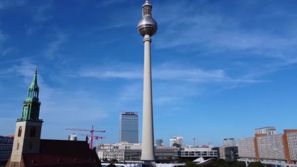 ベルリンのテレビ塔もホワイトアスパラガスと呼ばれます ネプトゥンブルネンと聖マリエンキルシュ アレクサンダー広場のドローン映像を空中からの素晴らしい眺めの飛行台座 フィリピン マルニッツ4K上からのシネマティック ビュー — ストック動画