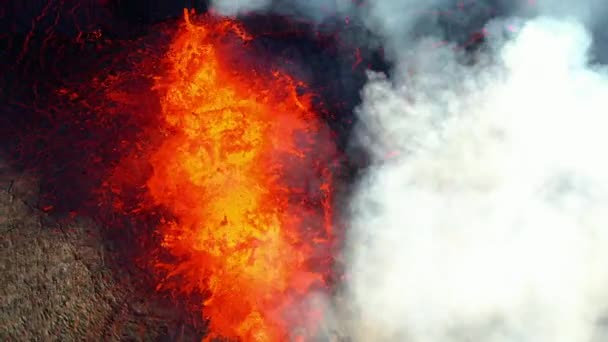 Fagradalsfjall Volcano火山喷发过程中的熔岩沸腾 无人驾驶飞机射击 — 图库视频影像