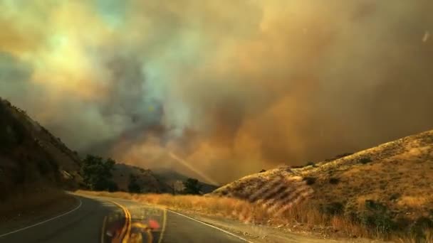 Pov Dirigindo Tiro Dentro Carro Bombeiro Meio Fumaça Fogo Colinas — Vídeo de Stock