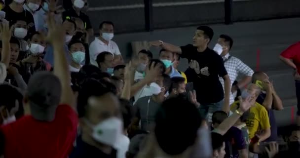 Espectadores Jogando Rajadamnern Stadium Depois Sair Muay Thai Stadium Bangkok — Vídeo de Stock