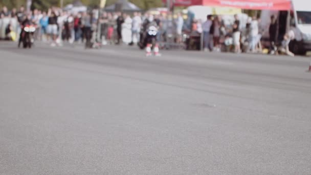 Captura Abstracta Una Bicicleta Deportiva Que Comienza Una Carrera Pista — Vídeos de Stock