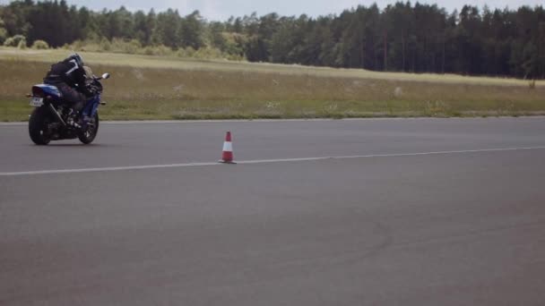 Motociclistas Corriendo Pista Carreras Moto Mostrar Polonia — Vídeos de Stock