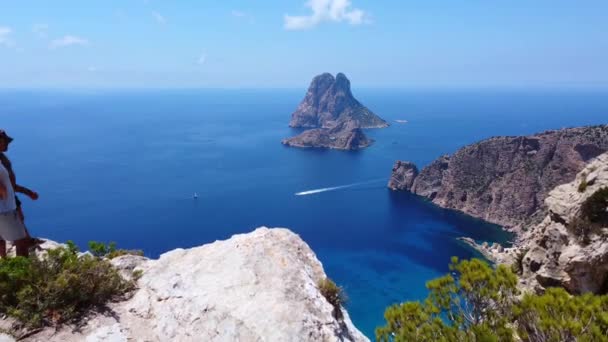 Vista Sulle Scogliere Fino Yacht Baia Turchese Blu Acqua Meraviglioso — Video Stock