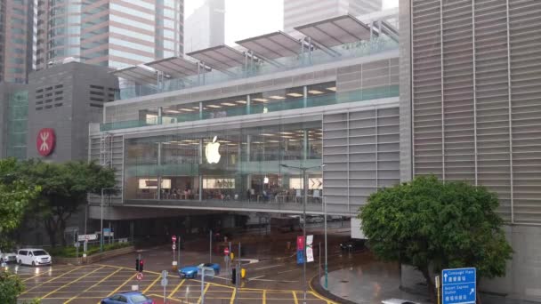 Yağmur Fırtınası Sırasında Hong Kong Merkez Finans Bölgesindeki Apple Store — Stok video