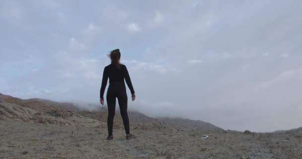 Longo Tiro Uma Mulher Misteriosa Preto Deserto Com Céu Nublado — Vídeo de Stock