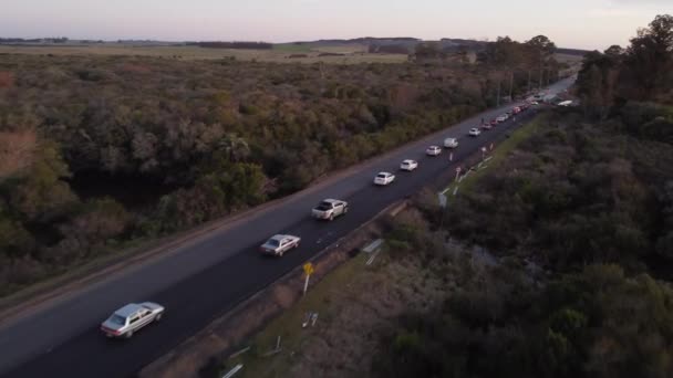 Řada Aut Frontě Venkovské Přímé Dálnici Uruguay Zobrazení Leteckých Dronů — Stock video