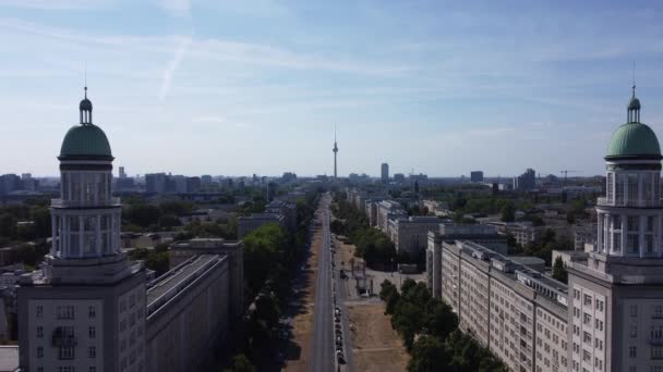 Erich Honecker大道柏林标志性电视塔在2022年阳光明媚的夏日 取消了法兰克福托尔的航观飞行静态三脚架无人驾驶飞机镜头 菲利普 马尔尼茨4K从上方看电影 — 图库视频影像