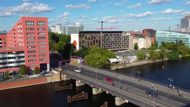 Yaam Club Berlin Bridge Cars Cyclists Pedestrians Great Aerial View — Stock Video