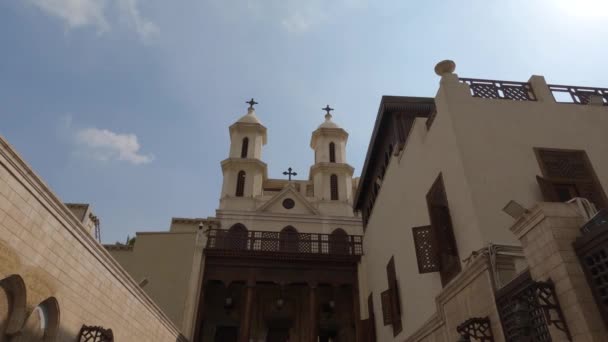 エジプトの聖聖母マリア正教会コプトカイロ旧市街でハンギングチャーチの手持ち撮影 — ストック動画