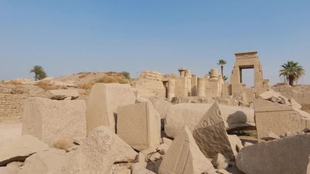 Jeroglíficos Tallados Ruinas Rocosas Aire Libre Templo Karnak Luxor Egipto — Vídeo de stock