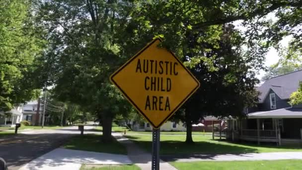 Autistic Child Area Roadsign Avec Vidéo Avançant Ralenti — Video